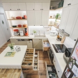Phòng bếp 12 m2 với thiết kế khoang tủ đảo ngược
